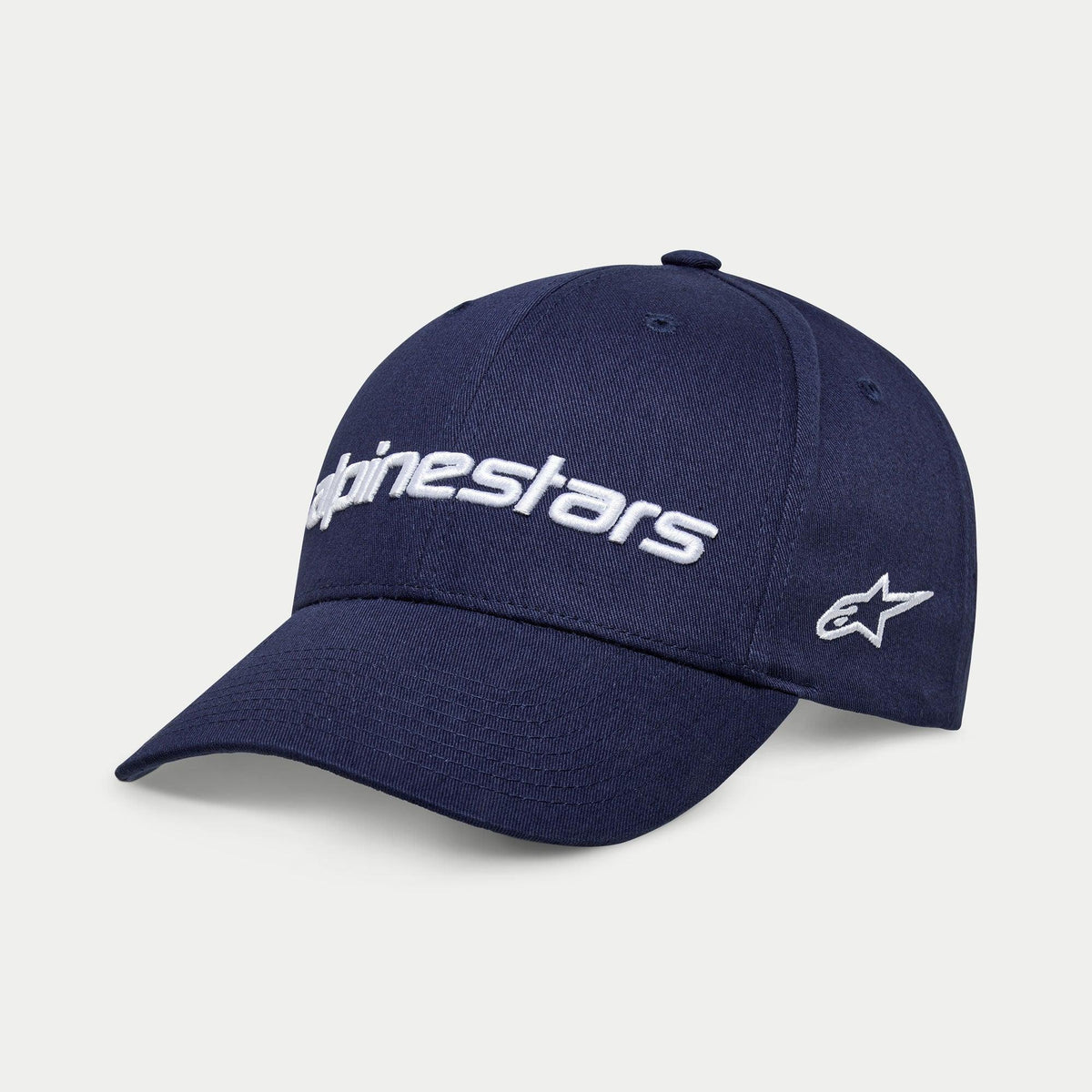 Czapka Alpinestars Linear Wordmark 2.0, granatowa z białym haftem, snapback z zakrzywionym daszkiem, haft 3D z napisem Alpinestars oraz boczne logo gwiazdy Ageless, casualowa odzież sportowa