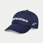 Czapka Alpinestars Linear Wordmark 2.0, granatowa z białym haftem, snapback z zakrzywionym daszkiem, haft 3D z napisem Alpinestars oraz boczne logo gwiazdy Ageless, casualowa odzież sportowa