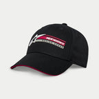 Alpinestars Par Hat, czarna sportowa czapka snapback, białe logo 3D i czerwono-szary pasek graficzny z napisem „Racing Ahead”, zakrzywiony daszek z czerwonym detalem typu sandwich, usztywniana konstrukcja z bawełnianego twillu