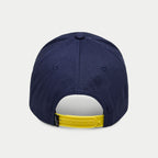 Alpinestars Par Hat, granatowa czapka typu snapback, widok z tyłu z jaskrawożółtym regulowanym paskiem i małą czarną metką z logo, usztywniona korona z bawełnianego twillu, sportowe nakrycie głowy