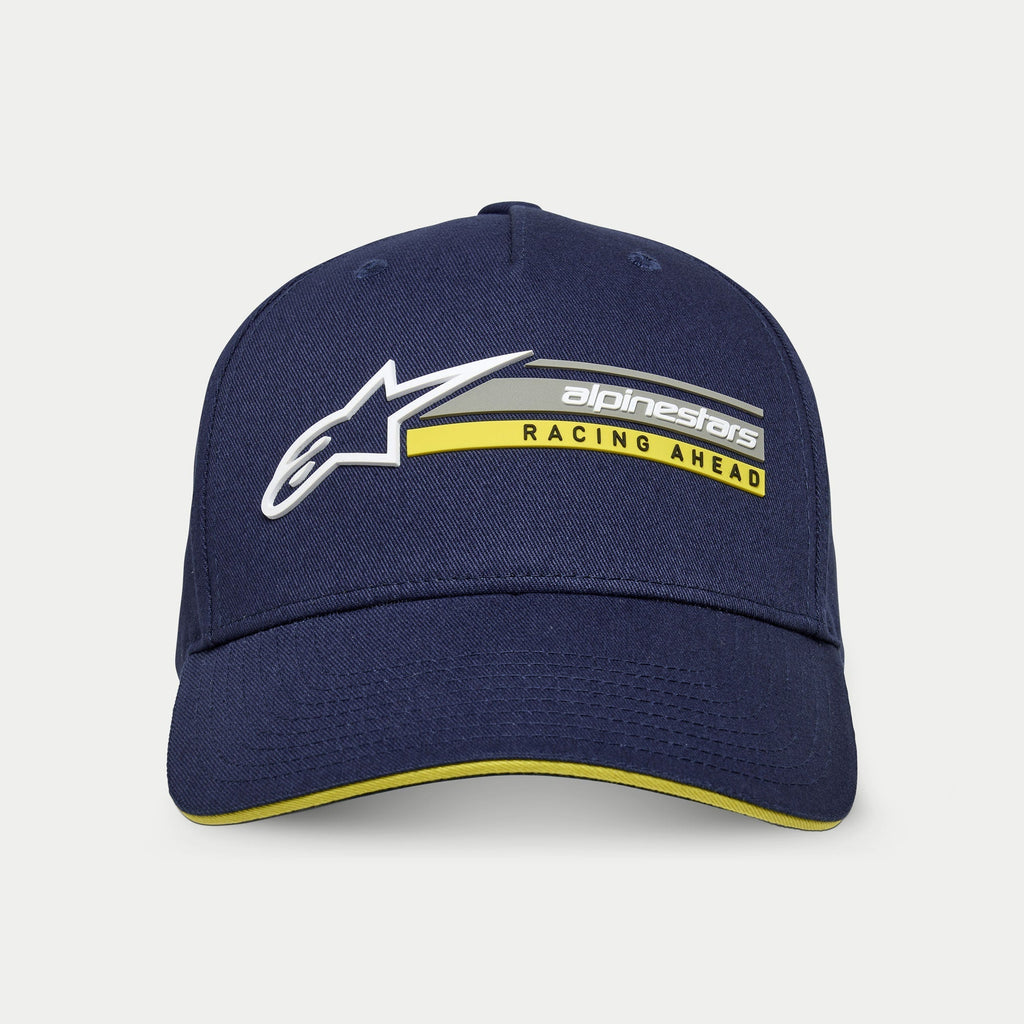 Alpinestars Par Hat, granatowa usztywniana czapka snapback z zakrzywionym daszkiem, białe logo Astars 3D i grafika „alpinestars RACING AHEAD” w kolorze szarym i żółtym, żółty akcent typu sandwich na daszku, codzienna odzież streetwearowa