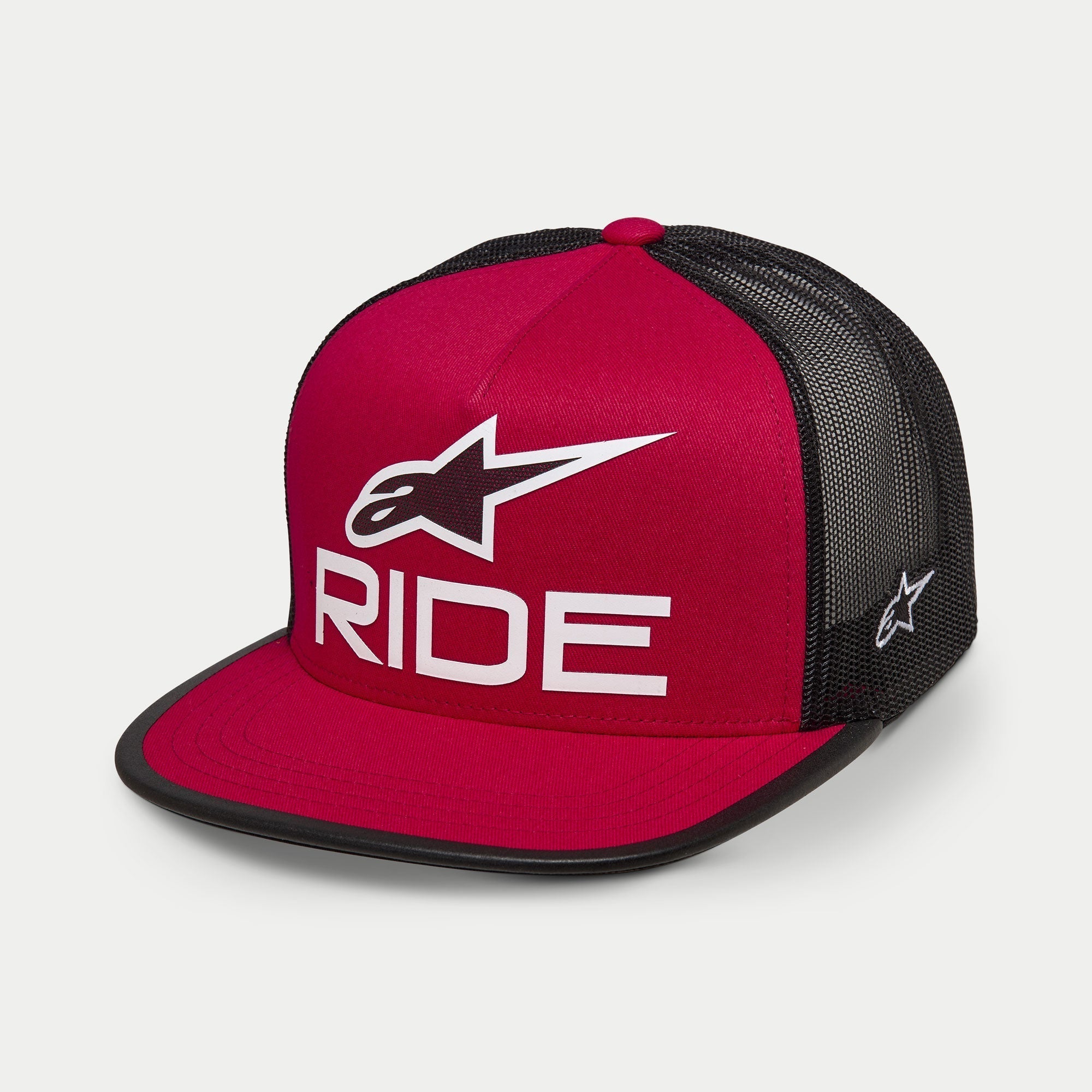 Alpinestars Ride 4.0 Trucker Hat, czerwono-czarna czapka z daszkiem typu trucker, płaski daszek z usztywnioną koroną, białe logo Ride 3D i logo Alpinestars A-star z przodu, tył z czarnej siatki z białym haftem z boku, styl casual streetwear