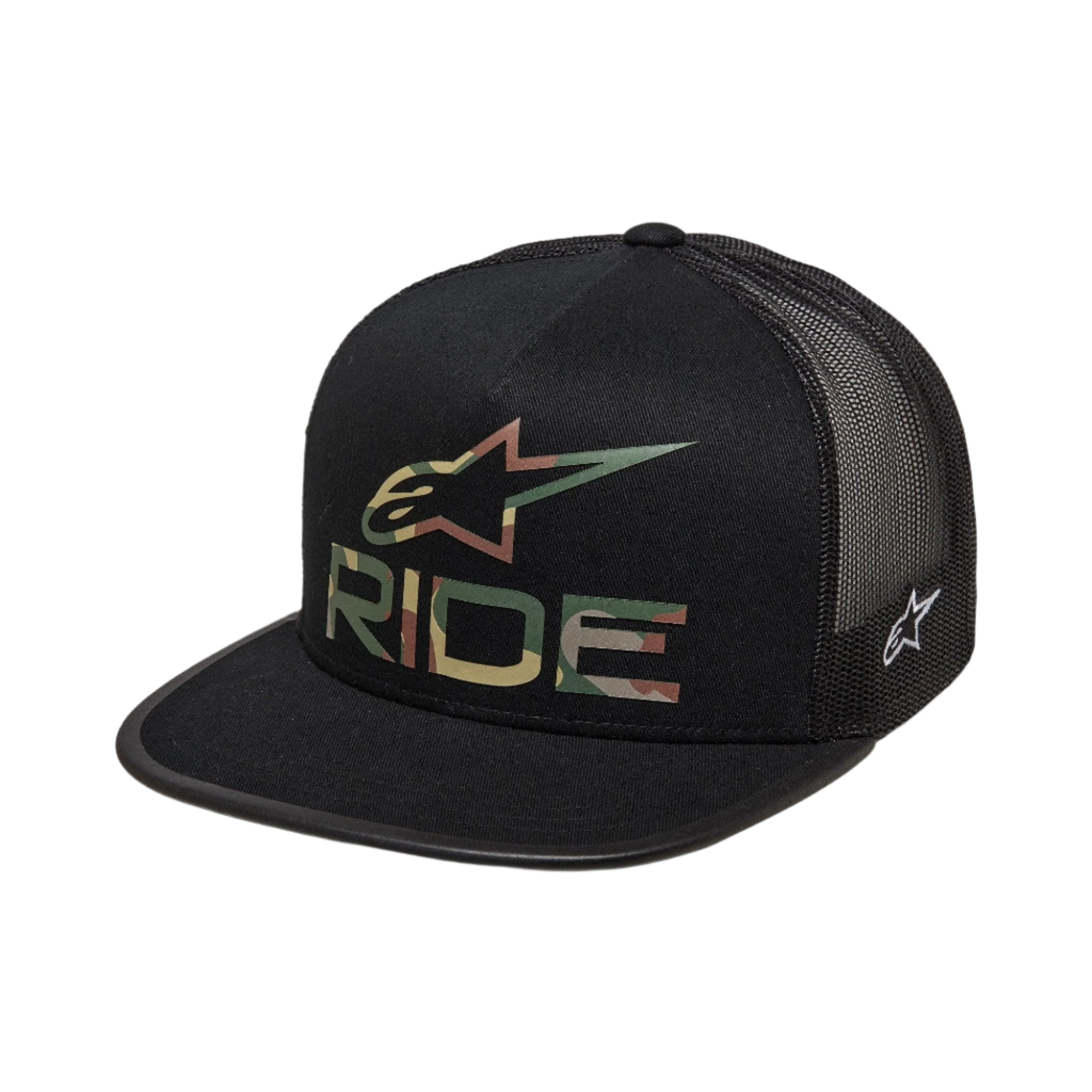 Alpinestars Ride 4.0 Camo Trucker Hat, czarna czapka z daszkiem, logo Alpinestars i napis RIDE z motywem kamuflażu z przodu, płaski daszek, usztywniona korona, czarna siateczka z tyłu, design inspirowany sportami motorowymi
