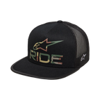 Alpinestars Ride 4.0 Camo Trucker Hat, czarna czapka z daszkiem, logo Alpinestars i napis RIDE z motywem kamuflażu z przodu, płaski daszek, usztywniona korona, czarna siateczka z tyłu, design inspirowany sportami motorowymi