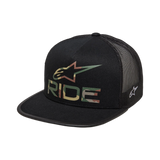 Alpinestars Ride 4.0 Camo Trucker Hat, czarna czapka z daszkiem, logo Alpinestars i napis RIDE z motywem kamuflażu z przodu, płaski daszek, usztywniona korona, czarna siateczka z tyłu, design inspirowany sportami motorowymi