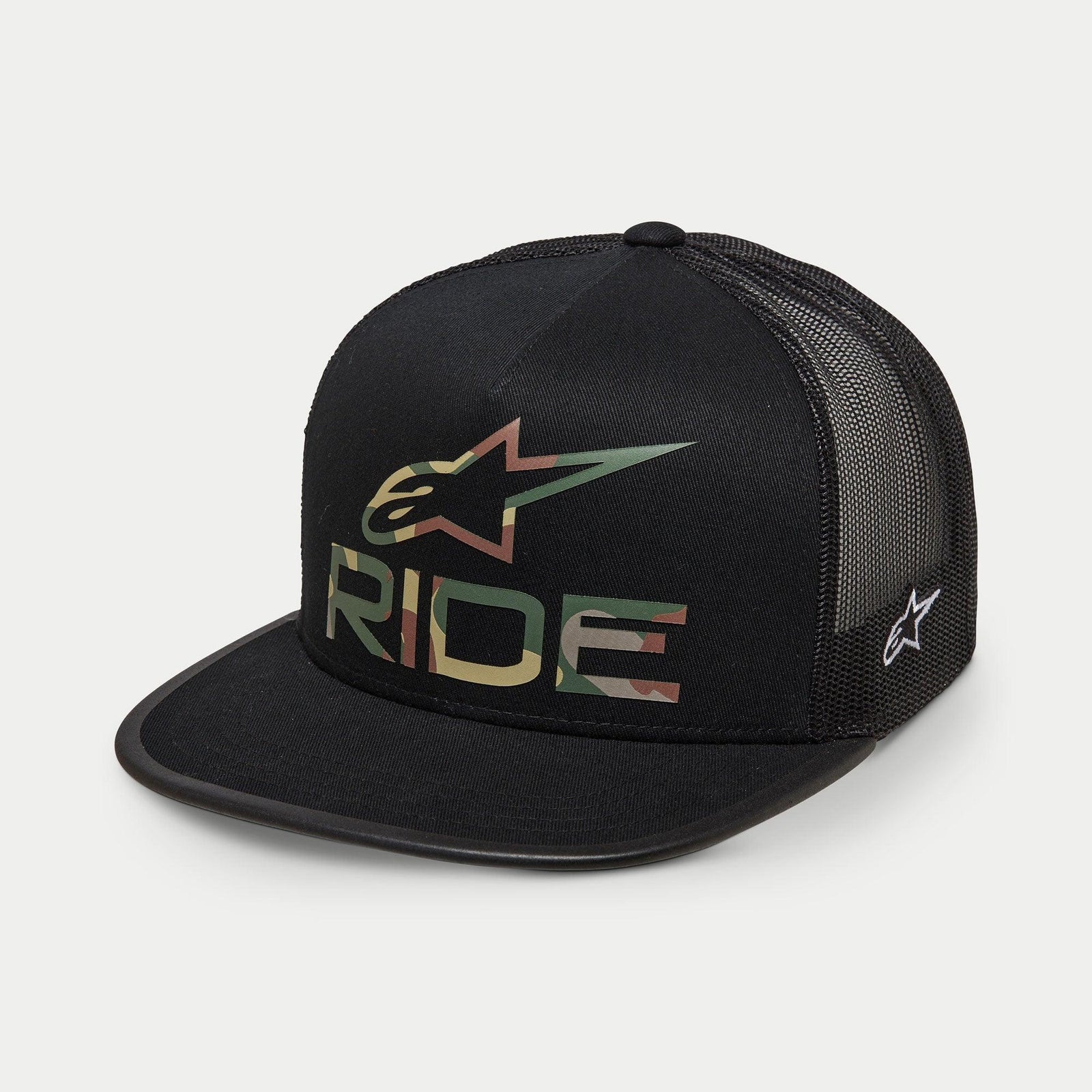 Alpinestars Ride 4.0 Camo Trucker Hat, czarna czapka typu trucker, logo RIDE i gwiazda z nadrukiem camo z przodu, czarna siateczka z tyłu, płaski daszek, biały haft z boku, nakrycie głowy inspirowane motorsportem
