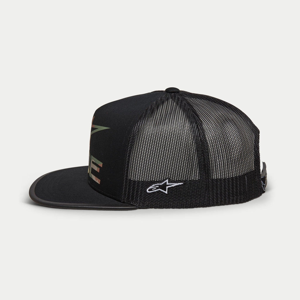 Alpinestars Ride 4.0 Camo Trucker Hat, czarna czapka typu trucker, widok z boku, przód z twillu i siateczkowy tył, białe haftowane logo z boku, płaski daszek z krawędzią w wzór kamuflażu, codzienne nakrycie głowy inspirowane motorsportem
