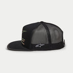 Alpinestars Ride 4.0 Camo Trucker Hat, czarna czapka typu trucker, widok z boku, przód z twillu i siateczkowy tył, białe haftowane logo z boku, płaski daszek z krawędzią w wzór kamuflażu, codzienne nakrycie głowy inspirowane motorsportem