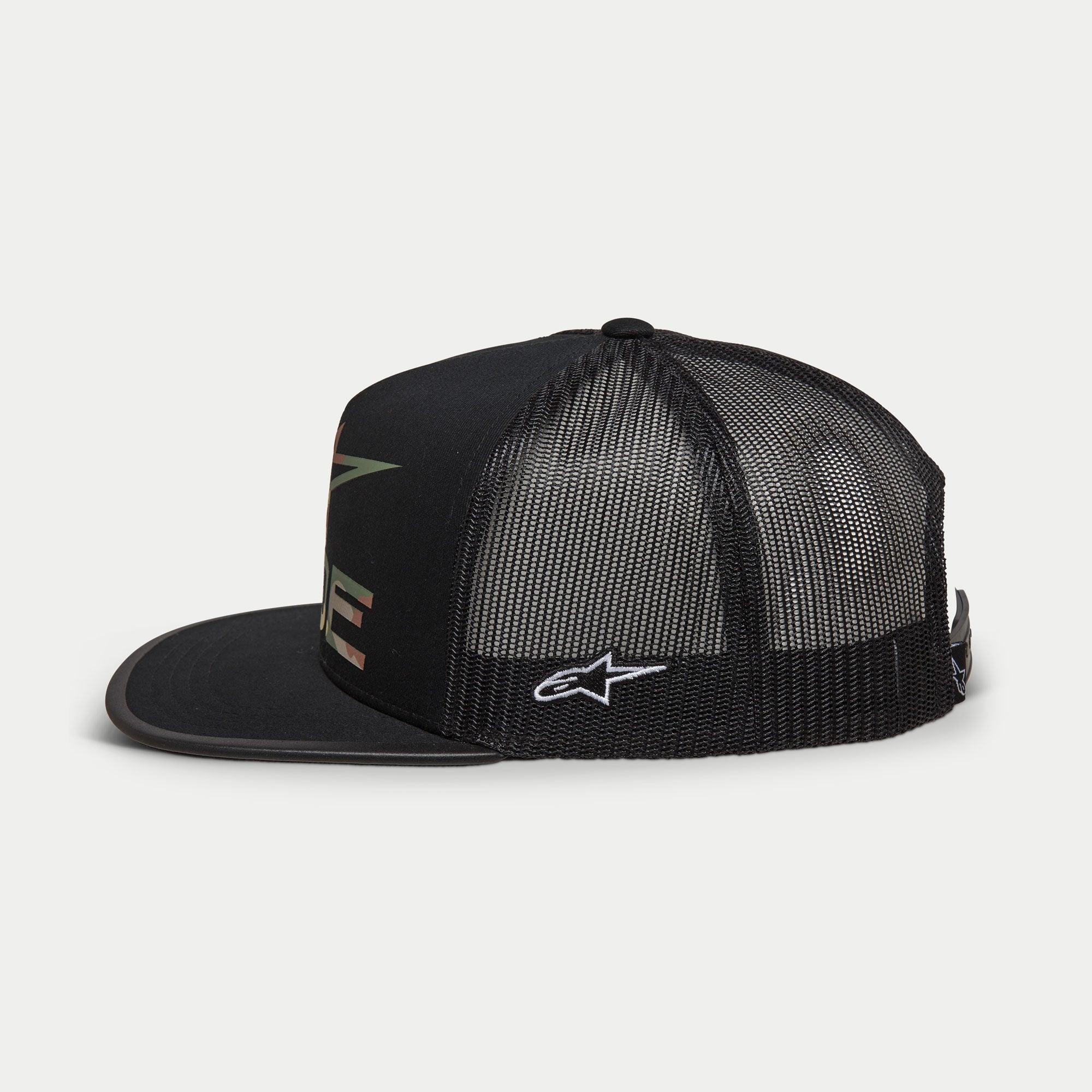 Alpinestars Ride 4.0 Camo Trucker Hat, czarna czapka typu trucker, widok z boku, przód z twillu i siateczkowy tył, białe haftowane logo z boku, płaski daszek z krawędzią w wzór kamuflażu, codzienne nakrycie głowy inspirowane motorsportem