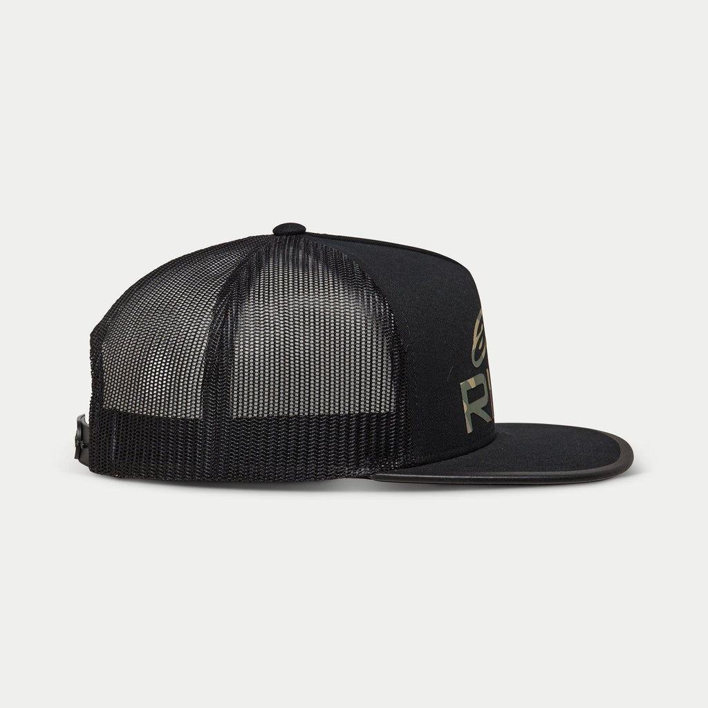 Alpinestars Ride 4.0 Camo Trucker Hat, czarna czapka z daszkiem typu trucker, profil boczny, oddychająca siateczka z tyłu i płaski daszek, przód z nadrukiem logo w kamuflażu, regulowane zapięcie snapback, codzienne nakrycie głowy w stylu motorsportowym