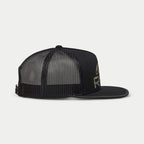 Alpinestars Ride 4.0 Camo Trucker Hat, czarna czapka z daszkiem typu trucker, profil boczny, oddychająca siateczka z tyłu i płaski daszek, przód z nadrukiem logo w kamuflażu, regulowane zapięcie snapback, codzienne nakrycie głowy w stylu motorsportowym
