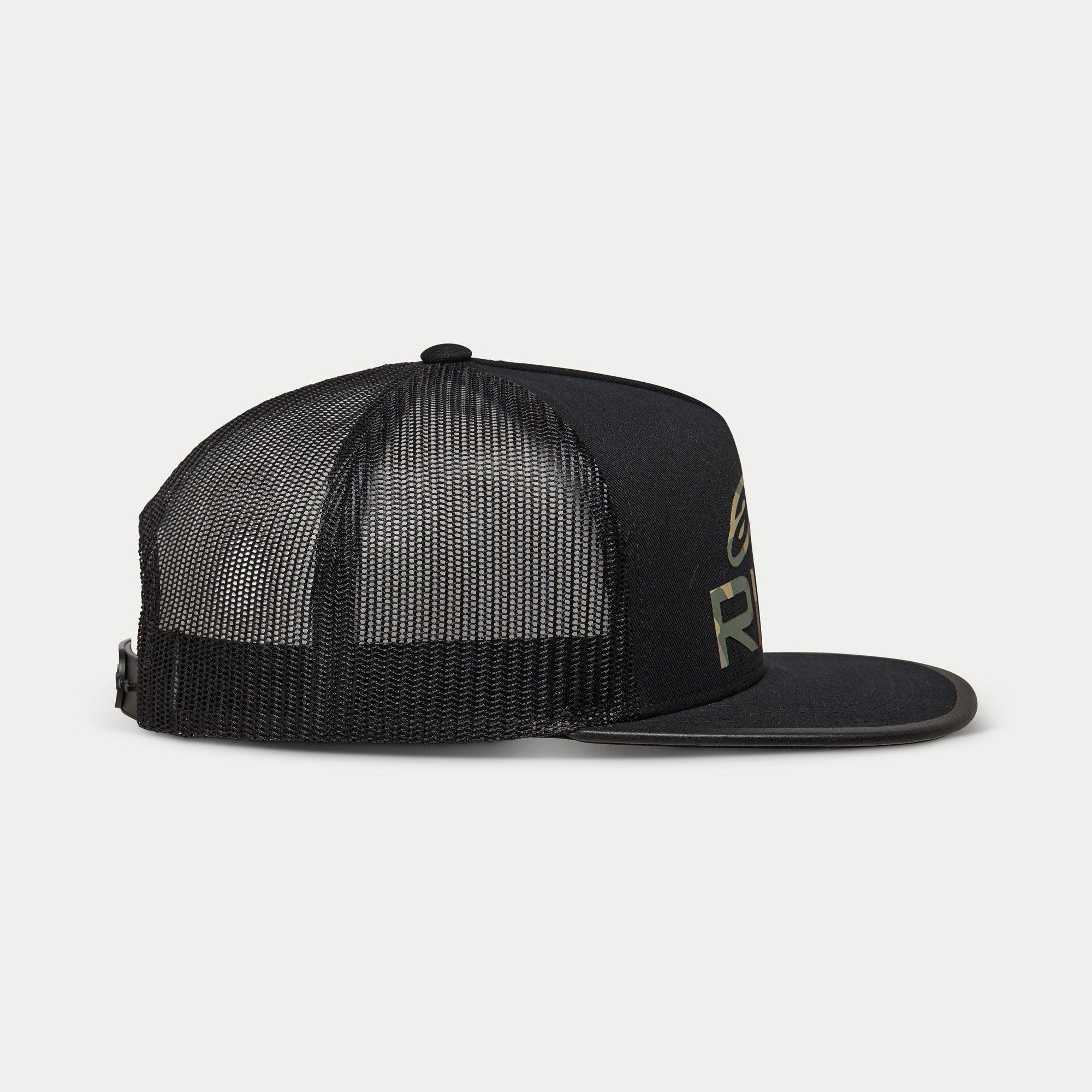 Alpinestars Ride 4.0 Camo Trucker Hat, czarna czapka z daszkiem typu trucker, profil boczny, oddychająca siateczka z tyłu i płaski daszek, przód z nadrukiem logo w kamuflażu, regulowane zapięcie snapback, codzienne nakrycie głowy w stylu motorsportowym