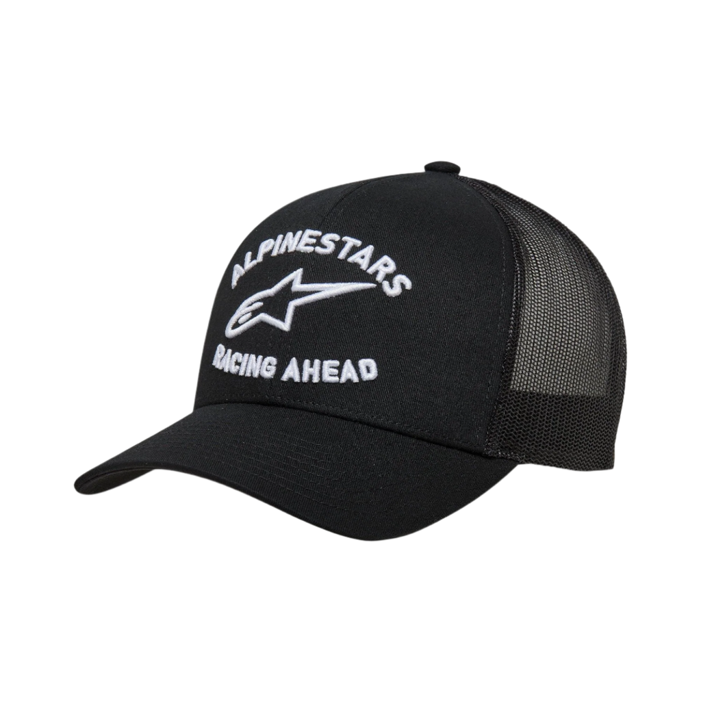 Alpinestars Triple Trucker Hat, czarna czapka typu trucker z zakrzywionym daszkiem i tyłem z siatki, biały haft 3D z napisem 'Alpinestars Racing Ahead' i logo, codzienne nakrycie głowy inspirowane sportami motorowymi