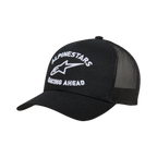 Alpinestars Triple Trucker Hat, czarna czapka typu trucker z zakrzywionym daszkiem i tyłem z siatki, biały haft 3D z napisem 'Alpinestars Racing Ahead' i logo, codzienne nakrycie głowy inspirowane sportami motorowymi