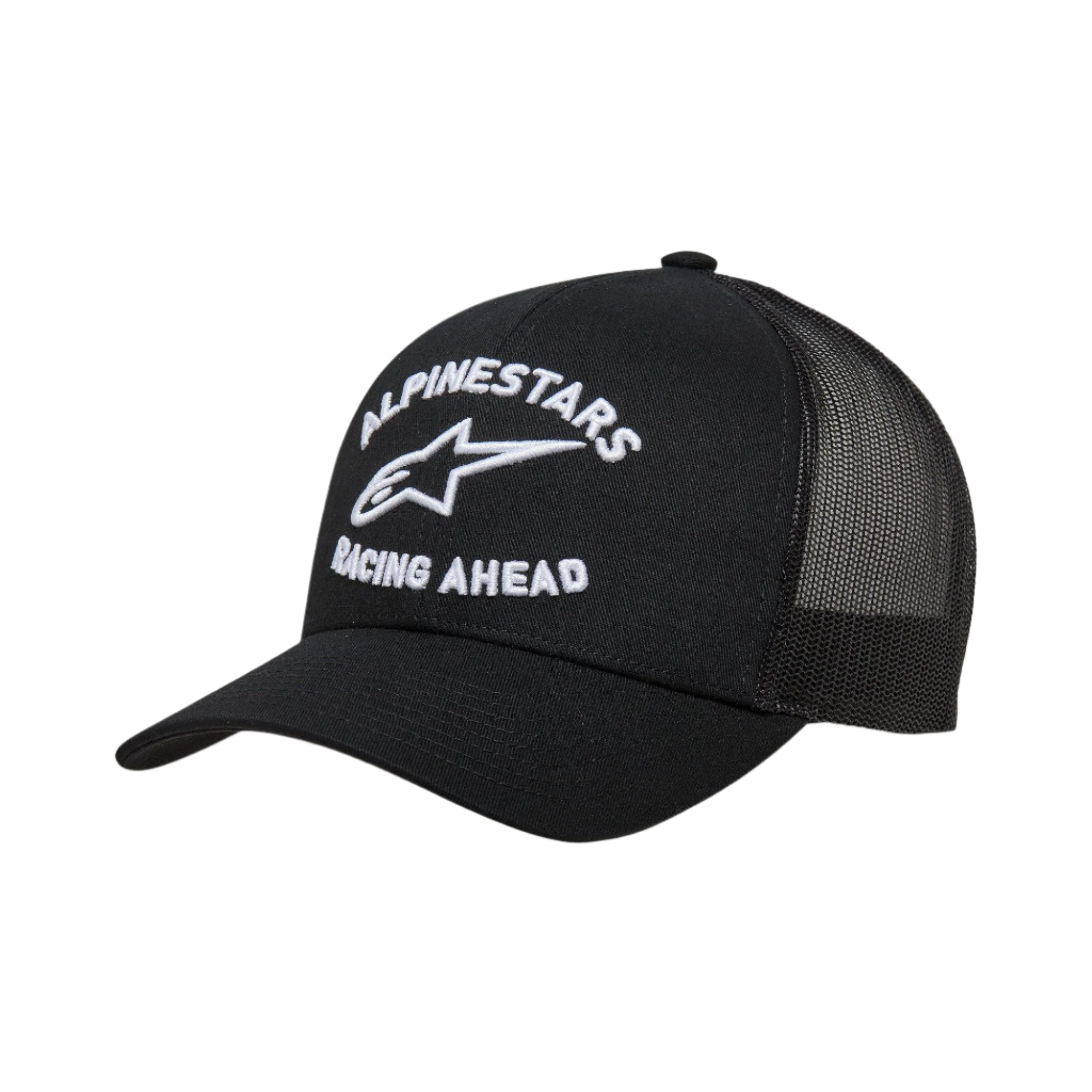 Alpinestars Triple Trucker Hat, czarna czapka typu trucker z zakrzywionym daszkiem i tyłem z siatki, biały haft 3D z napisem 'Alpinestars Racing Ahead' i logo, codzienne nakrycie głowy inspirowane sportami motorowymi