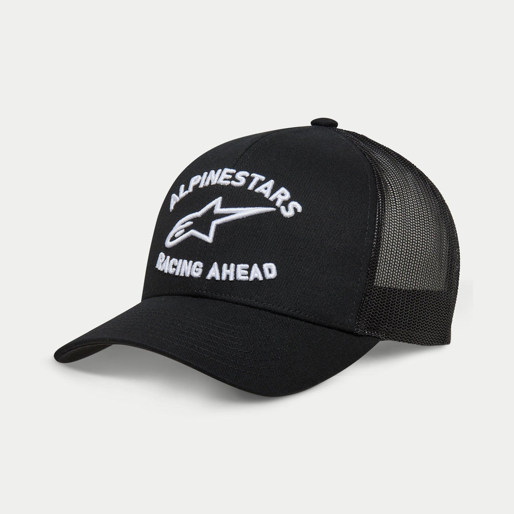 Alpinestars Triple Trucker Hat, czarna czapka typu trucker, zakrzywiony daszek, biały haft 3D z logo „ALPINESTARS” i napisem „RACING AHEAD”, przód z tkaniny twill i tył z siatki, casualowa odzież motorsportowa