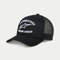 Alpinestars Triple Trucker Hat, czarna czapka typu trucker, zakrzywiony daszek, biały haft 3D z logo „ALPINESTARS” i napisem „RACING AHEAD”, przód z tkaniny twill i tył z siatki, casualowa odzież motorsportowa