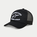 Alpinestars Triple Trucker Hat, czarna czapka typu trucker, zakrzywiony daszek, biały haft 3D z logo „ALPINESTARS” i napisem „RACING AHEAD”, przód z tkaniny twill i tył z siatki, casualowa odzież motorsportowa