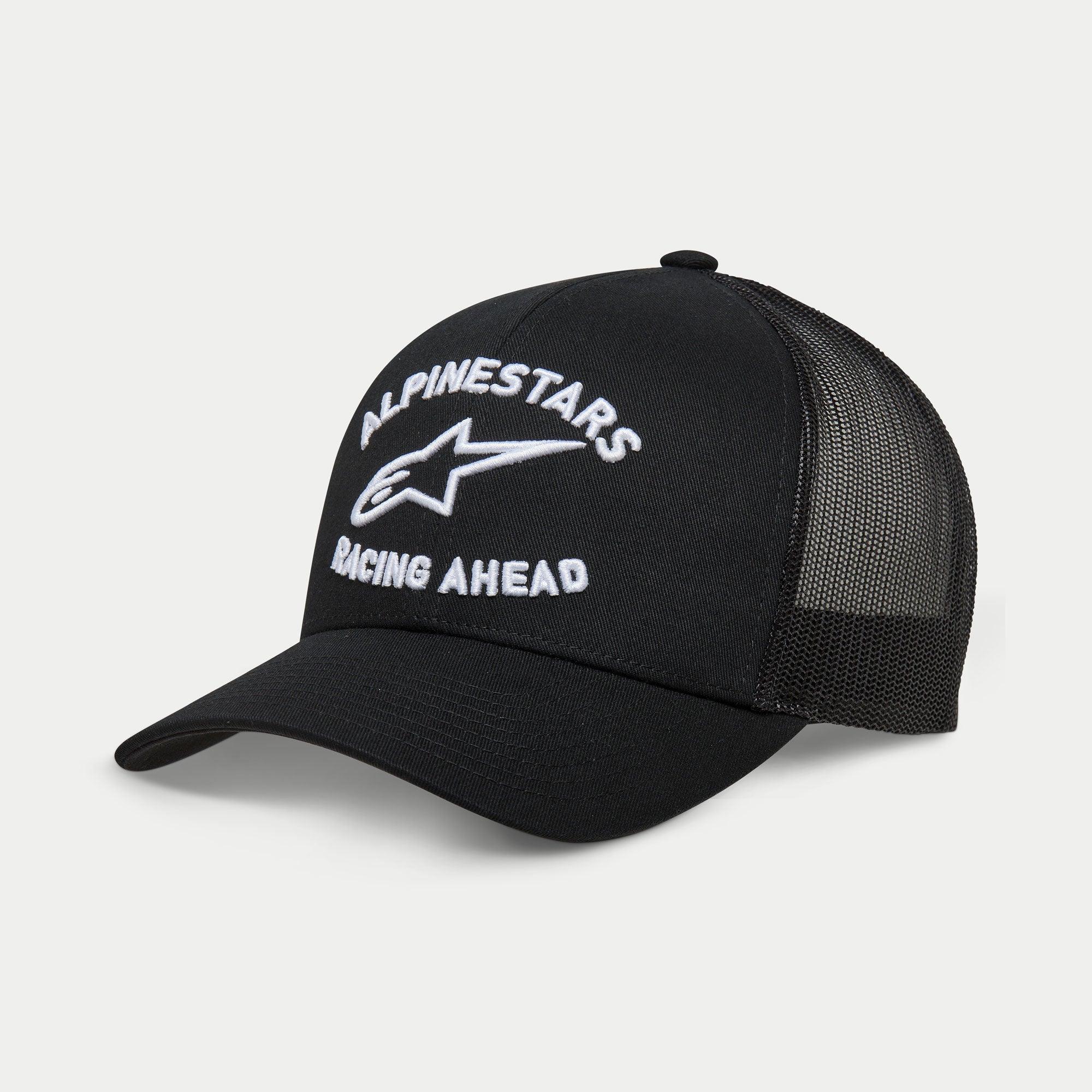 Alpinestars Triple Trucker Hat, czarna czapka typu trucker, zakrzywiony daszek, biały haft 3D z logo „ALPINESTARS” i napisem „RACING AHEAD”, przód z tkaniny twill i tył z siatki, casualowa odzież motorsportowa