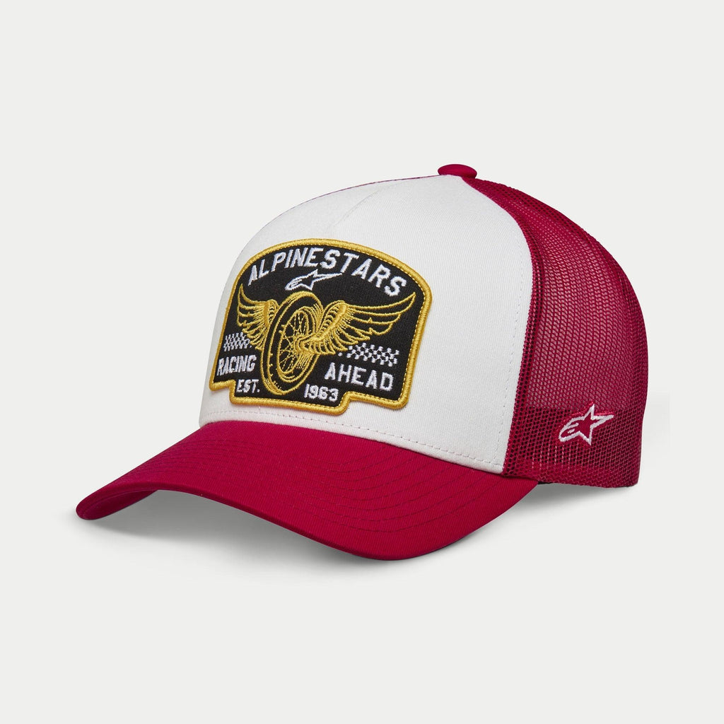 Alpinestars Heritage Patch Trucker Hat, biało-czerwona, usztywniony biały przedni panel z dużą haftowaną naszywką Alpinestars Racing Ahead, czerwony zakrzywiony daszek i siatkowy tył, boczne logo gwiazdy, codzienne nakrycie głowy lifestyle