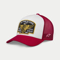 Alpinestars Heritage Patch Trucker Hat, biało-czerwona, usztywniony biały przedni panel z dużą haftowaną naszywką Alpinestars Racing Ahead, czerwony zakrzywiony daszek i siatkowy tył, boczne logo gwiazdy, codzienne nakrycie głowy lifestyle