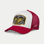 Alpinestars Heritage Patch Trucker Hat, biało-czerwona, usztywniony biały przedni panel z dużą haftowaną naszywką Alpinestars Racing Ahead, czerwony zakrzywiony daszek i siatkowy tył, boczne logo gwiazdy, codzienne nakrycie głowy lifestyle
