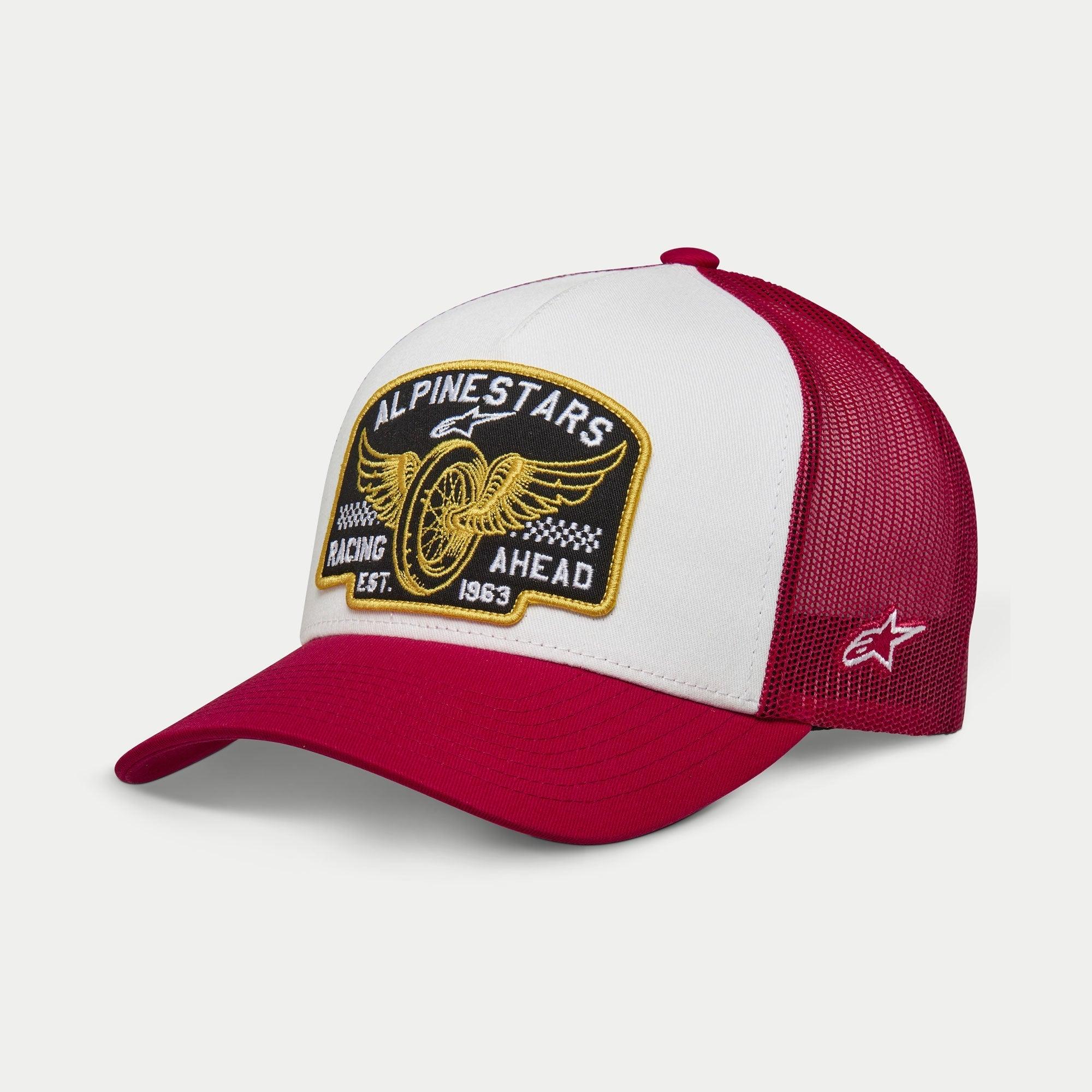 Alpinestars Heritage Patch Trucker Hat, biało-czerwona, usztywniony biały przedni panel z dużą haftowaną naszywką Alpinestars Racing Ahead, czerwony zakrzywiony daszek i siatkowy tył, boczne logo gwiazdy, codzienne nakrycie głowy lifestyle