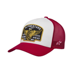 Alpinestars Heritage Patch Trucker Hat, codzienna czapka typu snapback, biały przedni panel z czerwonym zakrzywionym daszkiem i siatkowym tyłem, duża haftowana naszywka heritage z przodu i małe logo z boku, usztywniona korona, nakrycie głowy inspirowane sportami motorowymi
