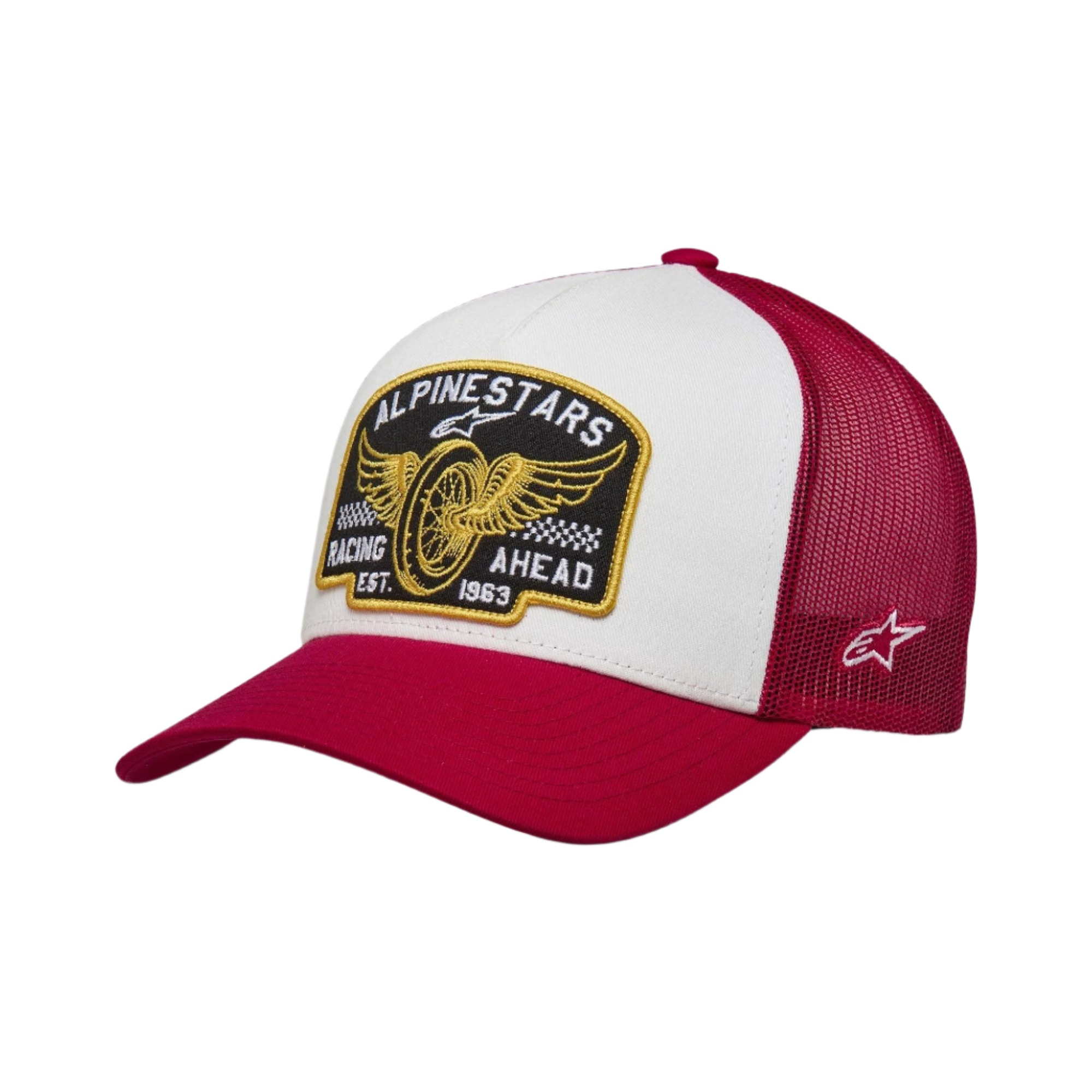 Alpinestars Heritage Patch Trucker Hat, codzienna czapka typu snapback, biały przedni panel z czerwonym zakrzywionym daszkiem i siatkowym tyłem, duża haftowana naszywka heritage z przodu i małe logo z boku, usztywniona korona, nakrycie głowy inspirowane sportami motorowymi
