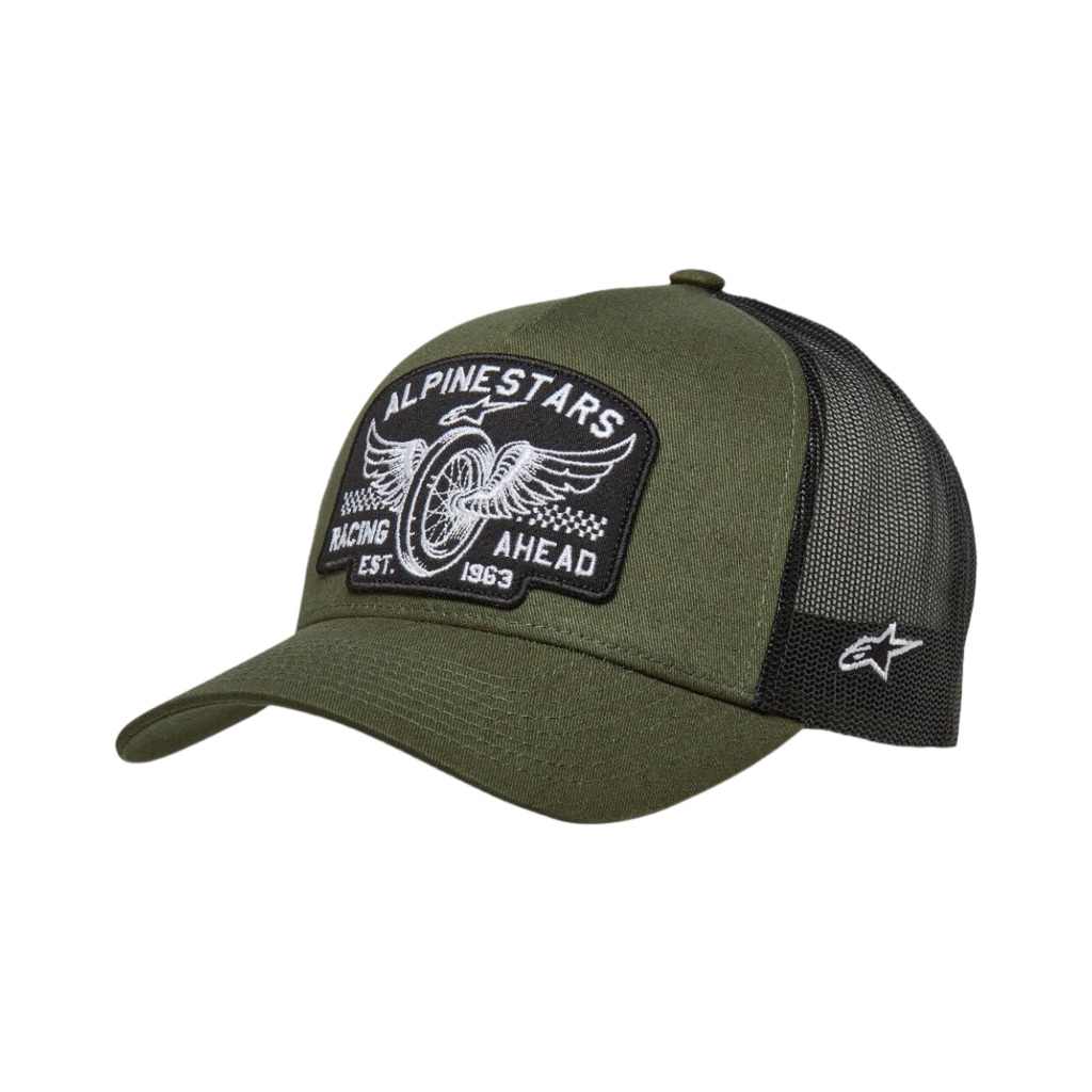 Alpinestars Heritage Patch Trucker Hat, czapka z daszkiem typu trucker, zielona (military green) i czarna, duża haftowana naszywka z przodu z motywem skrzydlatego koła „Alpinestars Racing Ahead”, oddychająca czarna siateczka z tyłu z białym logo z boku, zakrzywiony daszek, codzienne nakrycie głowy w stylu motorsportowym