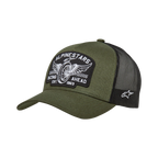 Alpinestars Heritage Patch Trucker Hat, czapka z daszkiem typu trucker, zielona (military green) i czarna, duża haftowana naszywka z przodu z motywem skrzydlatego koła „Alpinestars Racing Ahead”, oddychająca czarna siateczka z tyłu z białym logo z boku, zakrzywiony daszek, codzienne nakrycie głowy w stylu motorsportowym