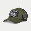 Alpinestars Heritage Patch Trucker Hat, kolor oliwkowej zieleni i czarny, zakrzywiony daszek z usztywnioną koroną, duża haftowana naszywka z przodu z grafiką koła motocyklowego i napisem „Racing Ahead”, tył z czarnej siatki z białym logo Ageless z boku.