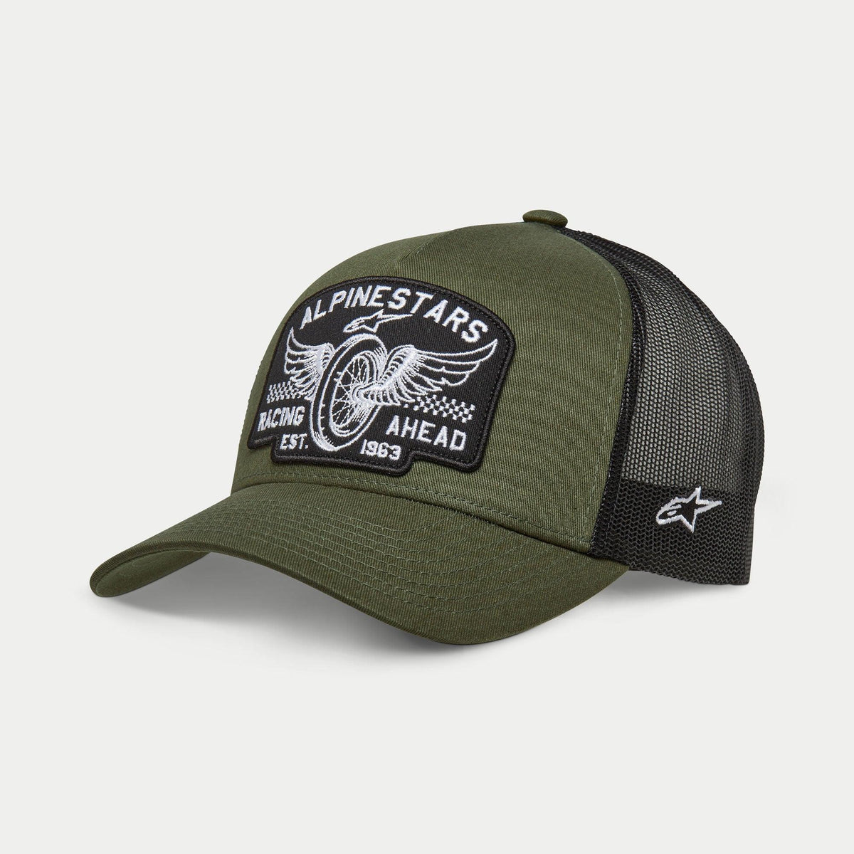 Alpinestars Heritage Patch Trucker Hat, kolor oliwkowej zieleni i czarny, zakrzywiony daszek z usztywnioną koroną, duża haftowana naszywka z przodu z grafiką koła motocyklowego i napisem „Racing Ahead”, tył z czarnej siatki z białym logo Ageless z boku.