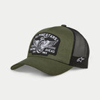 Alpinestars Heritage Patch Trucker Hat, kolor oliwkowej zieleni i czarny, zakrzywiony daszek z usztywnioną koroną, duża haftowana naszywka z przodu z grafiką koła motocyklowego i napisem „Racing Ahead”, tył z czarnej siatki z białym logo Ageless z boku.