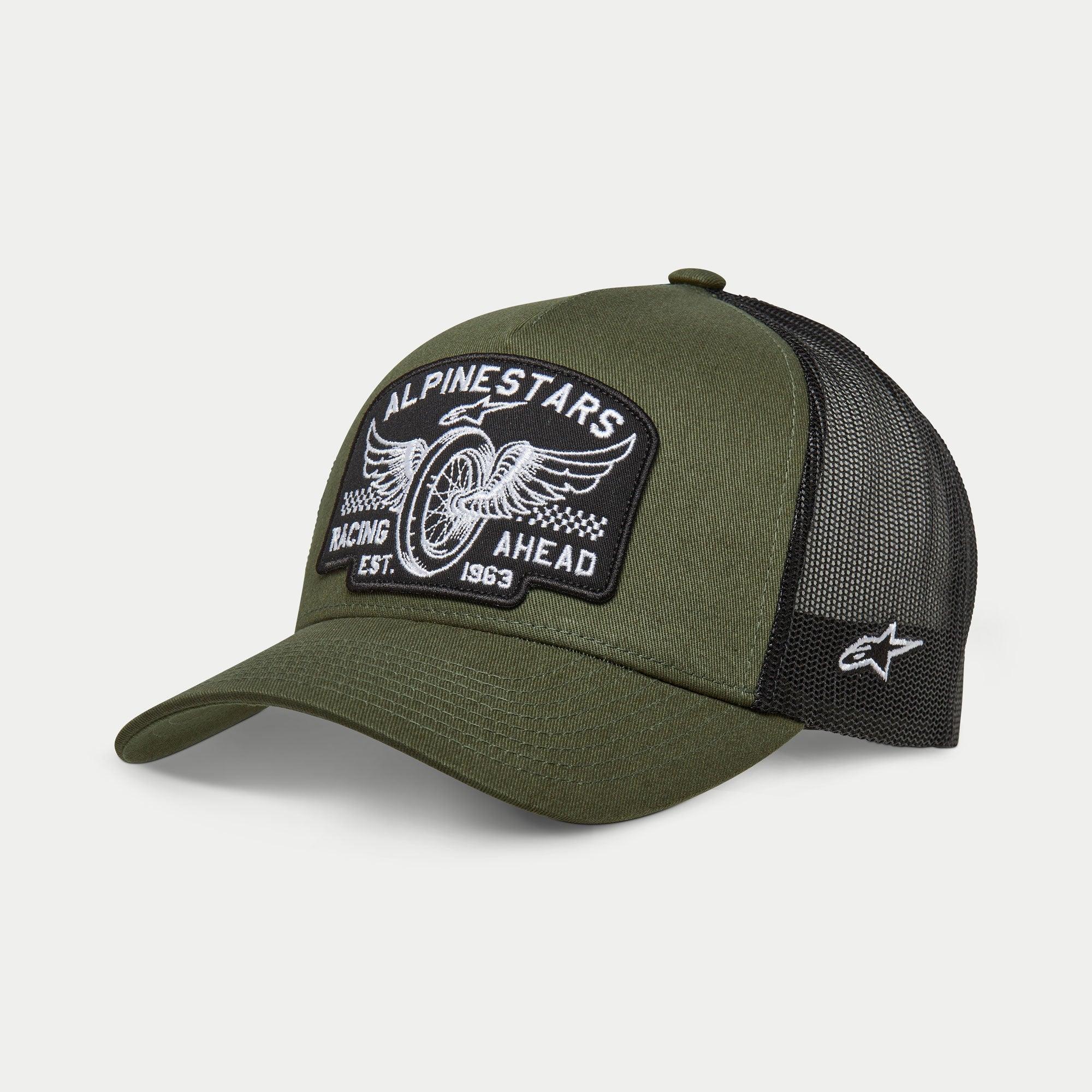 Alpinestars Heritage Patch Trucker Hat, kolor oliwkowej zieleni i czarny, zakrzywiony daszek z usztywnioną koroną, duża haftowana naszywka z przodu z grafiką koła motocyklowego i napisem „Racing Ahead”, tył z czarnej siatki z białym logo Ageless z boku.