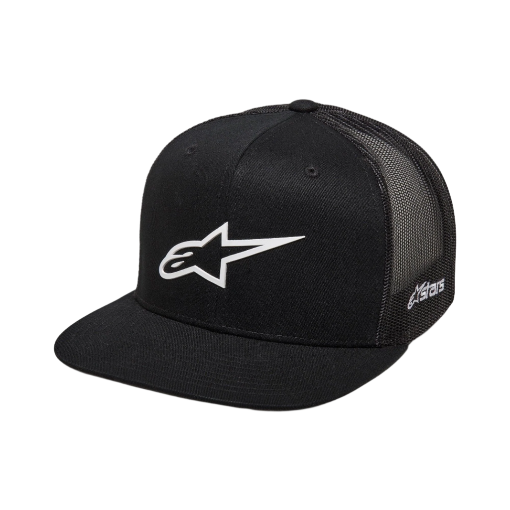 Alpinestars 3D Ageless Trucker Hat, czarna czapka typu trucker, białe logo Alpinestars, płaski daszek, sztywna korona, czarny tył z siateczki, codzienna odzież sportowa inspirowana motorsportem