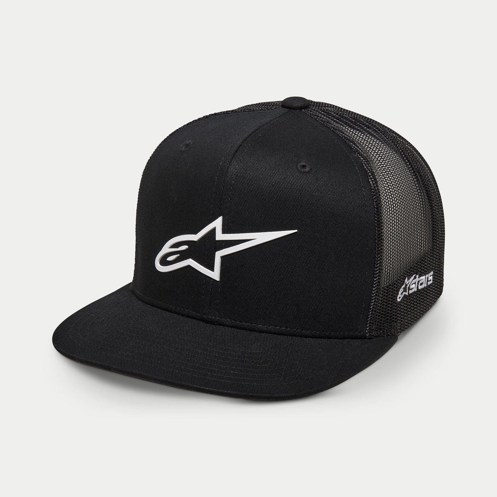 Alpinestars 3D Ageless Trucker Hat, czarno-biała czapka z daszkiem typu trucker, sztywna korona z płaskim daszkiem, tył z poliestrowej siatki, duże białe haftowane logo 3D Ageless z przodu, branding Astars z boku, codzienna czapka w stylu motorsport lifestyle