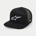 Alpinestars 3D Ageless Trucker Hat, czarno-biała czapka z daszkiem typu trucker, sztywna korona z płaskim daszkiem, tył z poliestrowej siatki, duże białe haftowane logo 3D Ageless z przodu, branding Astars z boku, codzienna czapka w stylu motorsport lifestyle