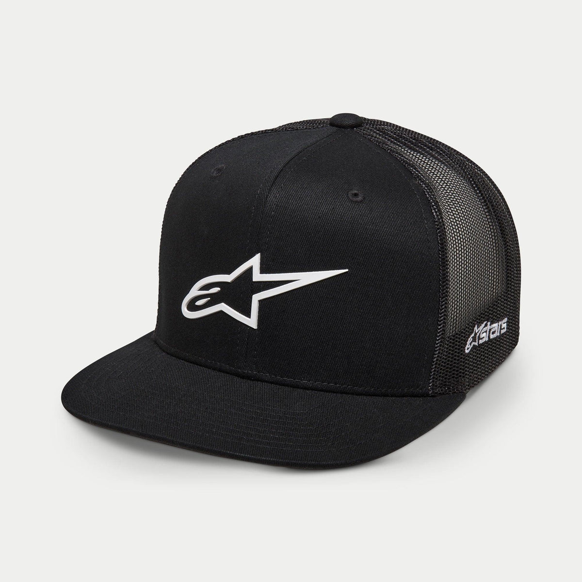 Alpinestars 3D Ageless Trucker Hat, czarno-biała czapka z daszkiem typu trucker, sztywna korona z płaskim daszkiem, tył z poliestrowej siatki, duże białe haftowane logo 3D Ageless z przodu, branding Astars z boku, codzienna czapka w stylu motorsport lifestyle