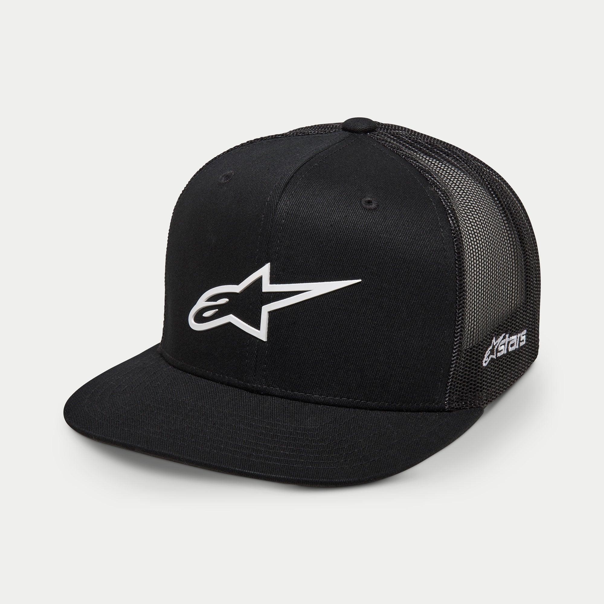 Alpinestars 3D Ageless Trucker Hat, czarno-biała czapka z daszkiem typu trucker, sztywna korona z płaskim daszkiem, tył z poliestrowej siatki, duże białe haftowane logo 3D Ageless z przodu, branding Astars z boku, codzienna czapka w stylu motorsport lifestyle