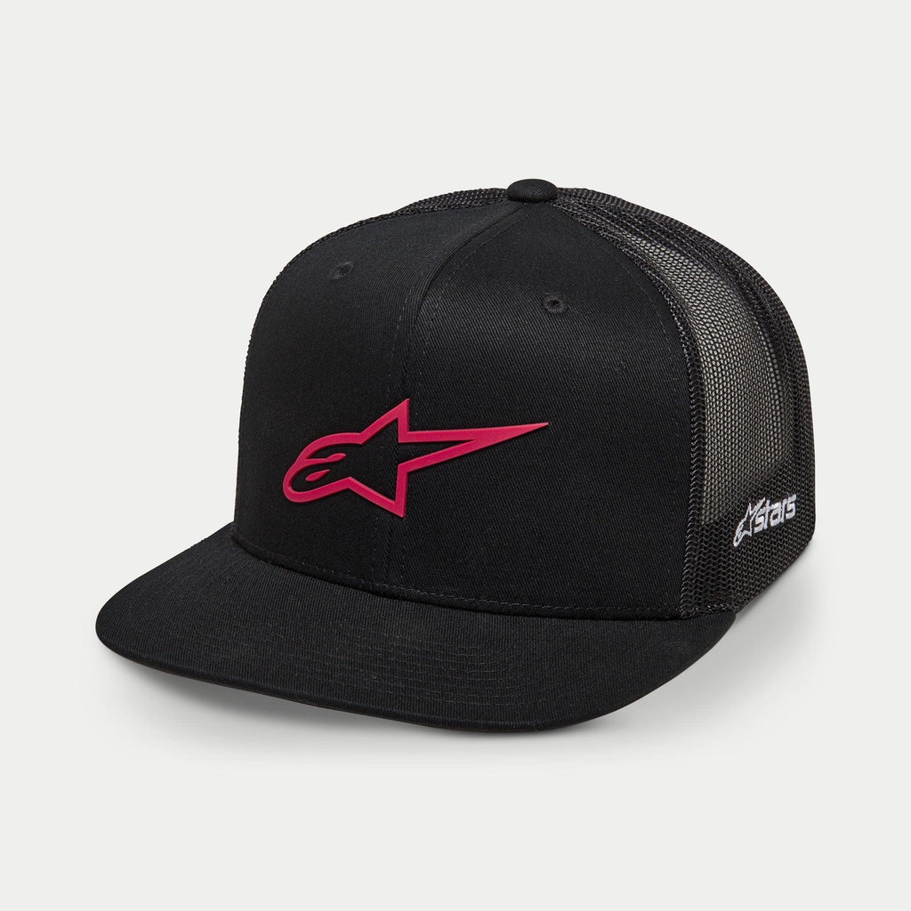 Alpinestars 3D Ageless Trucker Hat, czarno-czerwona czapka, z czerwonym haftowanym logo gwiazdy z przodu, czarne panele z siatki z tyłu, płaski daszek, biały haft z boku, codzienne nakrycie głowy inspirowane sportami motorowymi