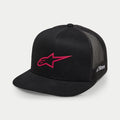 Alpinestars 3D Ageless Trucker Hat, czarno-czerwona czapka, z czerwonym haftowanym logo gwiazdy z przodu, czarne panele z siatki z tyłu, płaski daszek, biały haft z boku, codzienne nakrycie głowy inspirowane sportami motorowymi