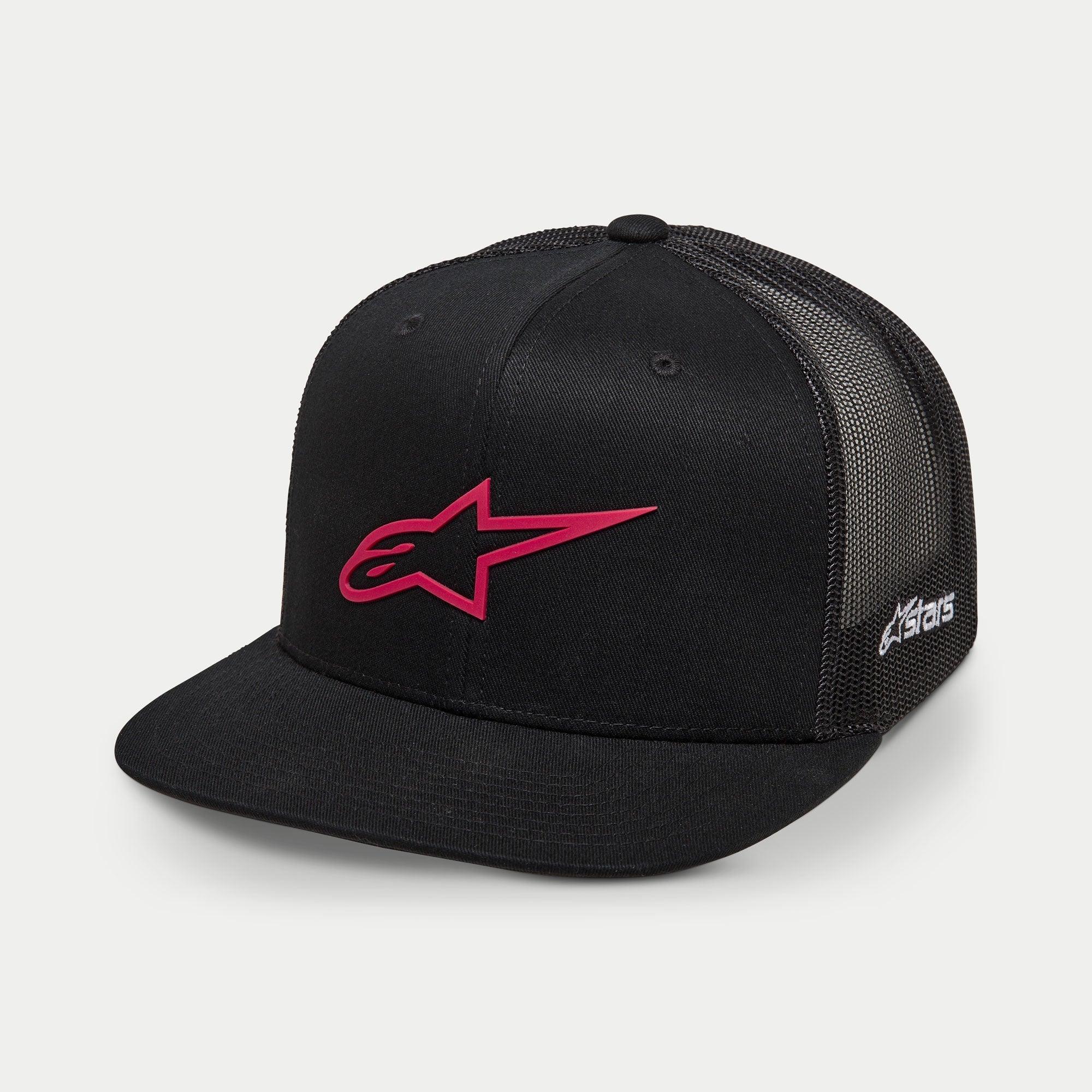 Alpinestars 3D Ageless Trucker Hat, czarno-czerwona czapka, z czerwonym haftowanym logo gwiazdy z przodu, czarne panele z siatki z tyłu, płaski daszek, biały haft z boku, codzienne nakrycie głowy inspirowane sportami motorowymi