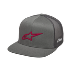 Alpinestars 3D Ageless Trucker Hat, szaro-czerwona, płaski daszek ze sztywną koroną, przód z tkaniny twill i tył z siatki, z wyraźnym czerwonym haftowanym logo 3D z przodu i białym logo z boku, codzienne nakrycie głowy w stylu motorsport