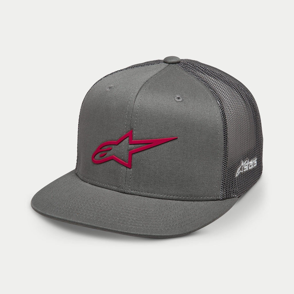 Alpinestars 3D Ageless Trucker Hat, szara czapka z czerwonym logo, płaski daszek, sztywna korona, przód z tkaniny twill i tył z szarej siatki, czerwone haftowane logo 3D, codzienne nakrycie głowy inspirowane sportami motorowymi