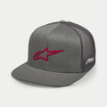 Alpinestars 3D Ageless Trucker Hat, szara czapka z czerwonym logo, płaski daszek, sztywna korona, przód z tkaniny twill i tył z szarej siatki, czerwone haftowane logo 3D, codzienne nakrycie głowy inspirowane sportami motorowymi