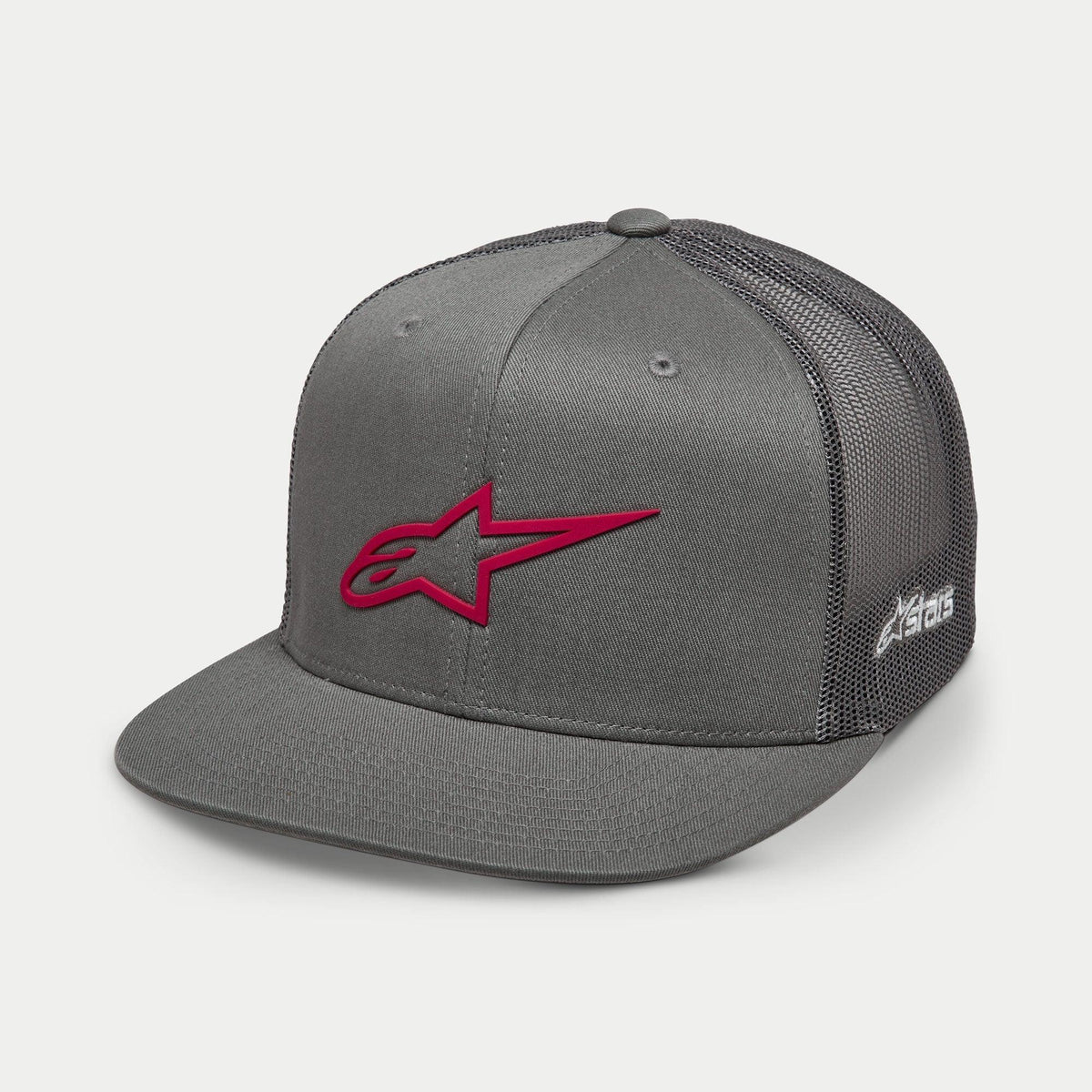 Alpinestars 3D Ageless Trucker Hat, szara czapka z czerwonym logo, płaski daszek, sztywna korona, przód z tkaniny twill i tył z szarej siatki, czerwone haftowane logo 3D, codzienne nakrycie głowy inspirowane sportami motorowymi