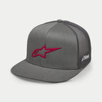 Alpinestars 3D Ageless Trucker Hat, szara czapka z czerwonym logo, płaski daszek, sztywna korona, przód z tkaniny twill i tył z szarej siatki, czerwone haftowane logo 3D, codzienne nakrycie głowy inspirowane sportami motorowymi