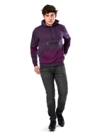 Alpinestars Perpetuate Hoodie, codzienna odzież streetwearowa, fioletowy polar melanżowy z ciemnofioletowymi wstawkami na kieszeni kangurce i rękawach, czarne logo na klatce piersiowej, kaptur ze sznurkiem, noszona przez modela z ciemnoszarymi dżinsami i czarnymi sneakersami