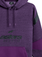 Alpinestars Perpetuate Hoodie, fioletowa bluza z kapturem z melanżu, czarna grafika astars RACEWEAR na piersi, czarne logo na ramieniu, wstawki z jednolitych fioletowych paneli, kaptur ze sznurkiem z powlekanymi końcówkami, codzienny design inspirowany sportami motorowymi